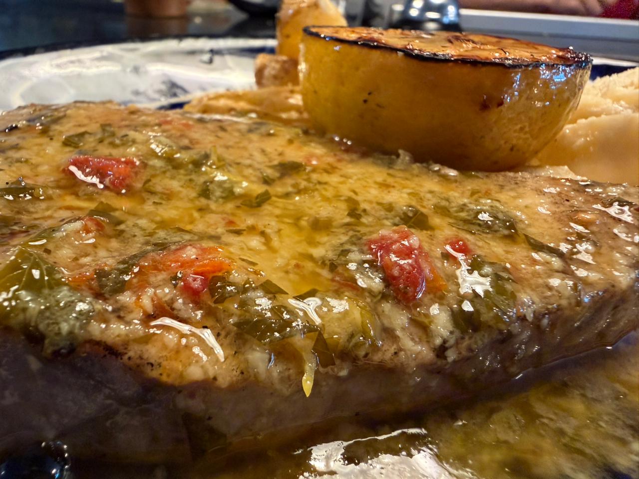 Pescado a la parrilla con salsa mediterránea