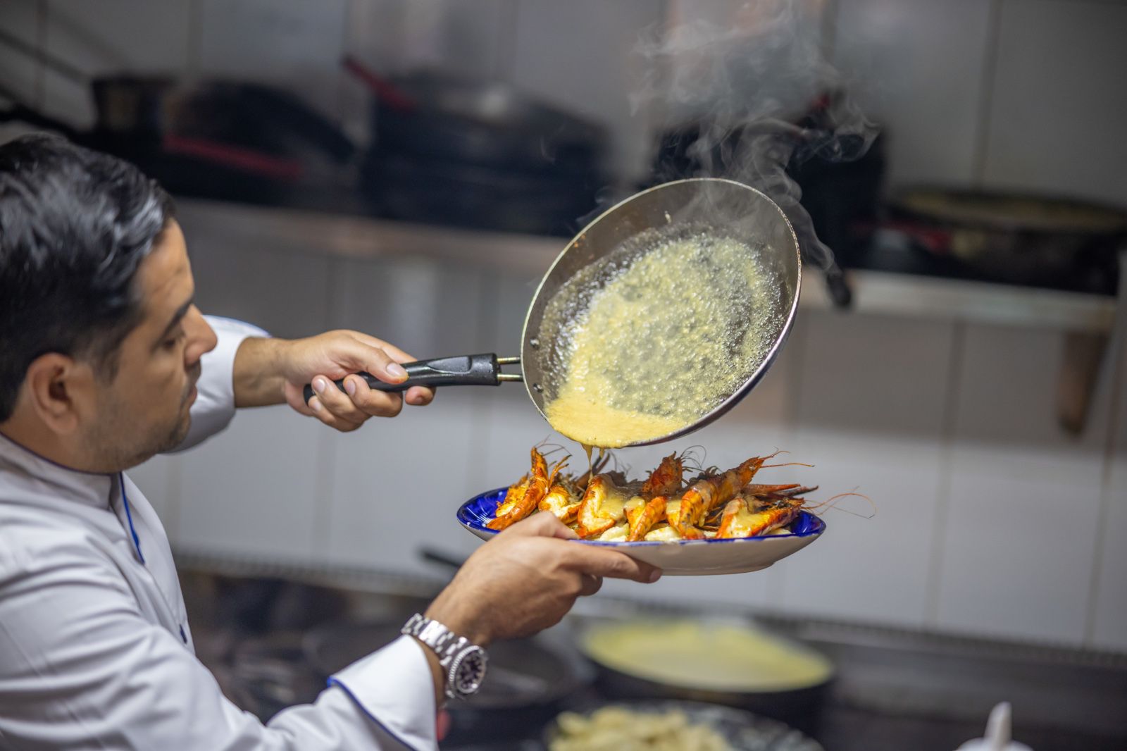 Chef Hugo Chávez preparando platillo signature — Azul Botanas del Mar